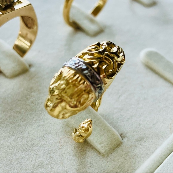 18K Gold & Diamond Lion Ring - Picture 6 of 9